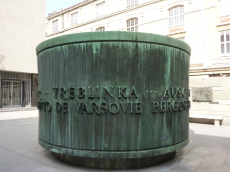 Zdjęcie nr 2 (6)
                                	                             Cylinder z bronzu z nazwami obozów koncentracyjnych i warszawskiego getta - dziedziniec Memorial de la Shoah.
                            